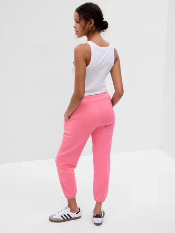 gap-spodnie-dresowe-damskie-rozowe-tyl.webp