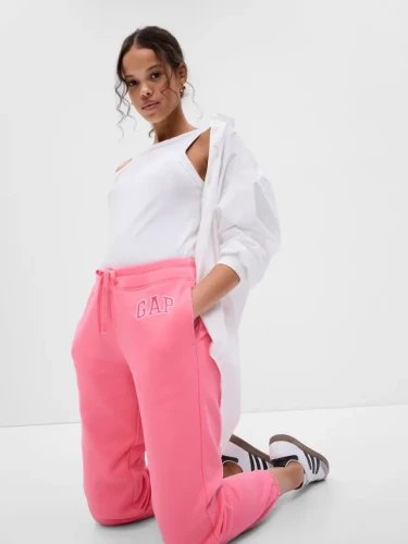 gap-spodnie-dresowe-damskie-rozowe-detal.webp