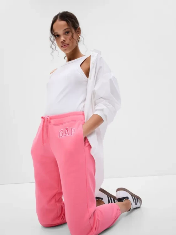 gap-spodnie-dresowe-damskie-rozowe-detal.webp