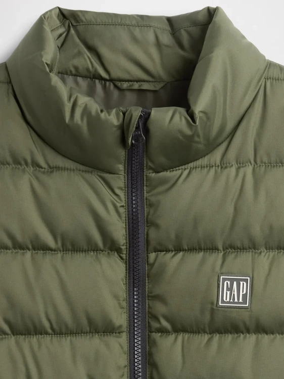 gap-kamizelka-meska-pikowana-oliwkowa-detal-logo.jpg