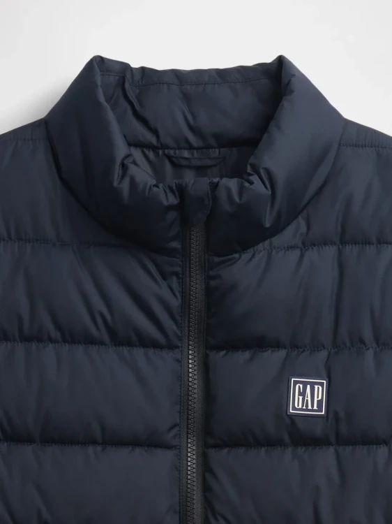 gap-kamizelka-meska-pikowana-granatowa-detal-logo.jpg